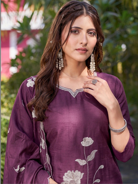 Tshirts Buddy Embroidered Tunic with Trousers - Image 7