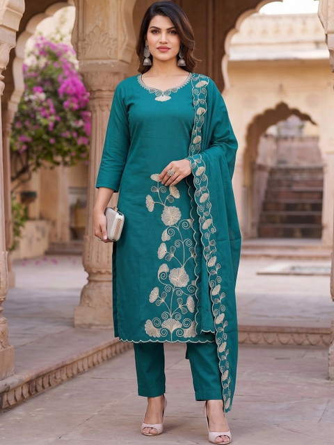 Tshirts Buddy Embroidered Tunic with Trousers - Image 3