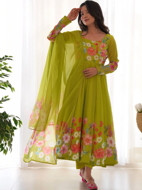 VASTRABELLA Women Floral Printed Empire Kurta with Trousers & With Dupatta