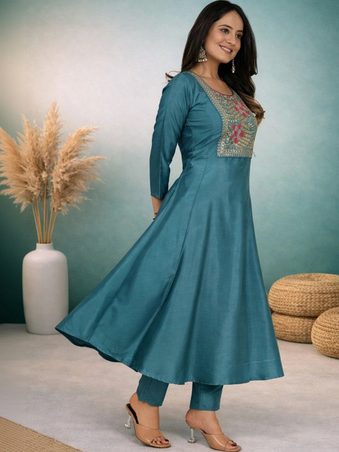 Sangria Floral Embroidered Tunic with Trousers - Image 4
