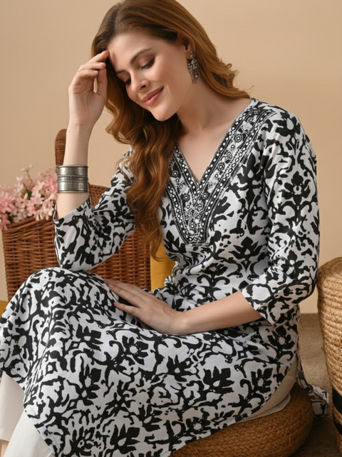 Pjyot by surhi Women Embroidered Thread Work Kurta