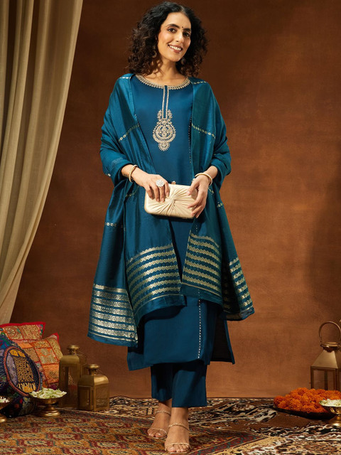 THREAD BOX Women Floral Embroidered Regular Gotta Patti Kurti with Trousers & With Dupatta