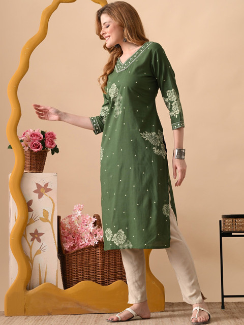 Zyla Women Floral Embroidered Kurta