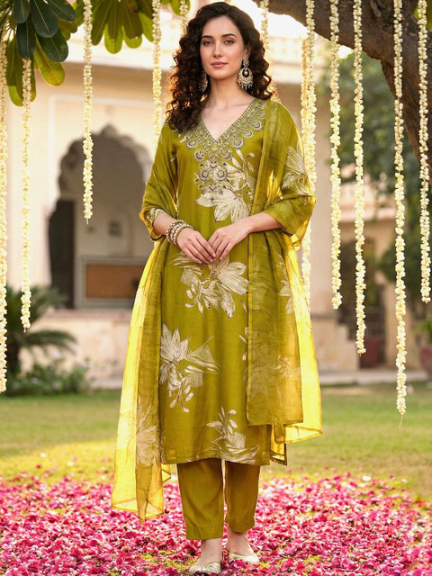 Anouk Women Floral Printed Regular Sequinned Kurta with Trousers & With Dupatta