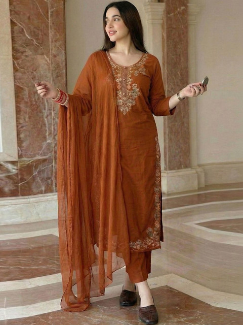 Aaghnya Women Ethnic Motifs Embroidered Regular Thread Work Kurta with Trousers & With Dupatta - Image 3
