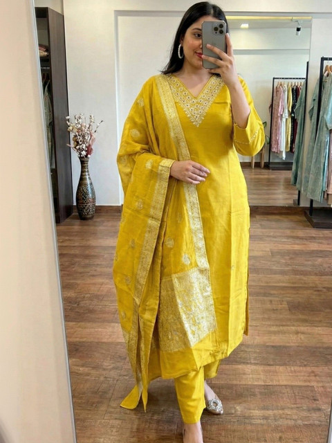 AEBA FASHION Women Ethnic Motifs Regular Thread Work Kurta with Trousers & With Dupatta