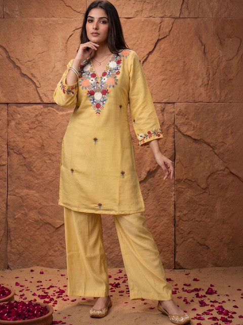 House of Pataudi Women Floral Embroidered Regular Thread Work Kurta with Trousers - Image 5