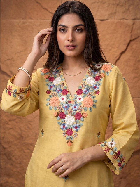 House of Pataudi Women Floral Embroidered Regular Thread Work Kurta with Trousers - Image 6