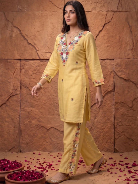 House of Pataudi Women Floral Embroidered Regular Thread Work Kurta with Trousers - Image 4