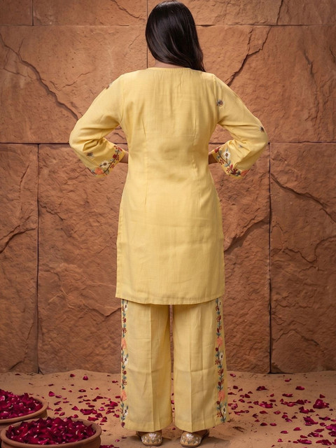 House of Pataudi Women Floral Embroidered Regular Thread Work Kurta with Trousers - Image 3
