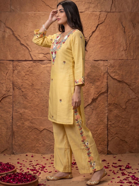 House of Pataudi Women Floral Embroidered Regular Thread Work Kurta with Trousers - Image 2
