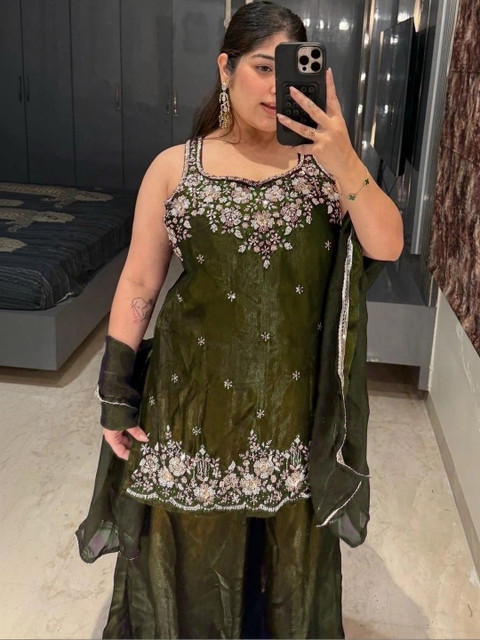 SHREE HARI FASHION Women Floral Embroidered Straight Kurta Set with Dupatta - Image 5
