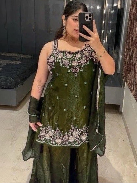 SHREE HARI FASHION Women Floral Embroidered Straight Kurta Set with Dupatta - Image 2