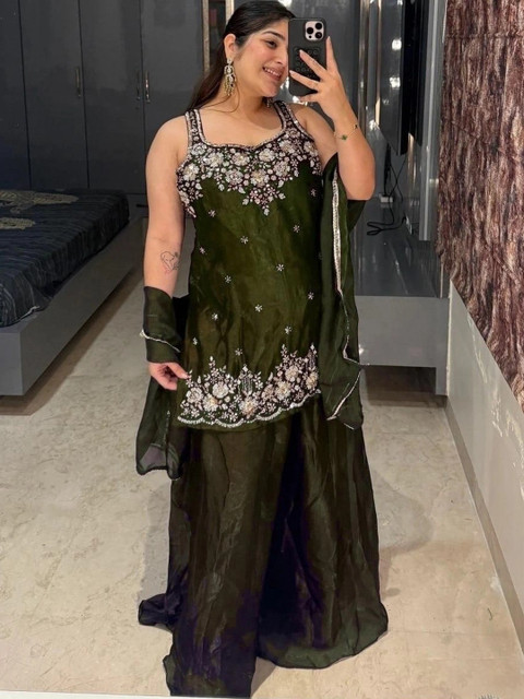 SHREE HARI FASHION Women Floral Embroidered Straight Kurta Set with Dupatta