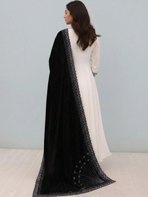 tathastufab Ethnic Motifs Velvet Dupatta with Beads and Stones - Image 2