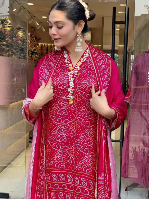 HERE&NOW Women Bandhani Printed Regular Kurta with Trousers & With Dupatta - Image 7