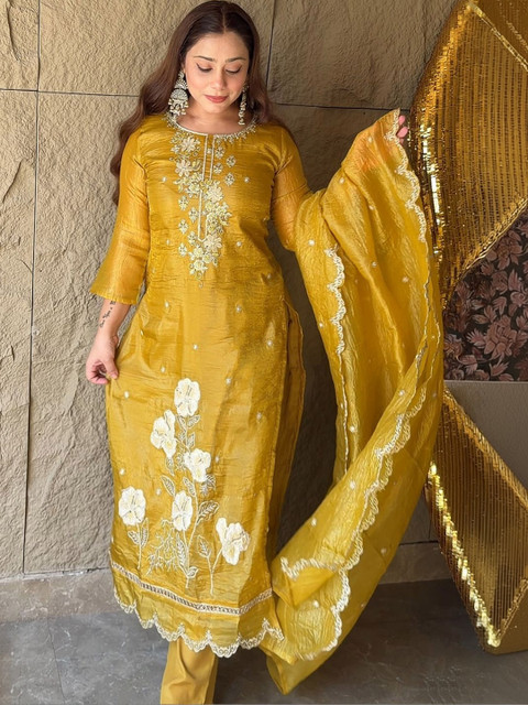 Libas Women Floral Embroidered Regular Thread Work Kurta with Trousers & With Dupatta