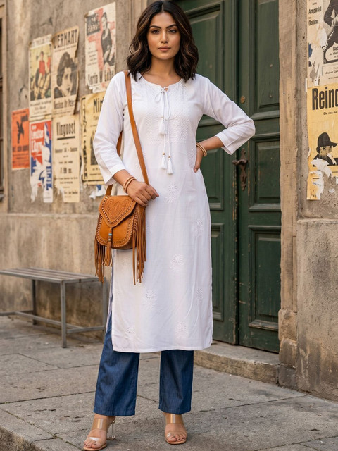 AADVIKA Women Embroidered Thread Work Kurta