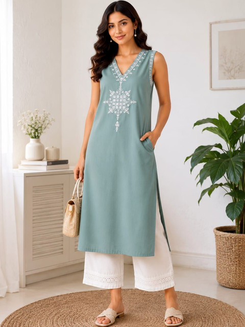 Fuchsia Women Embellished Thread Work Kurta - Image 2