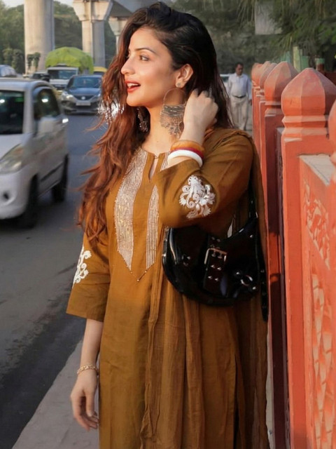 Anni Designer Women Regular Kurta with Trousers & With Dupatta - Image 2