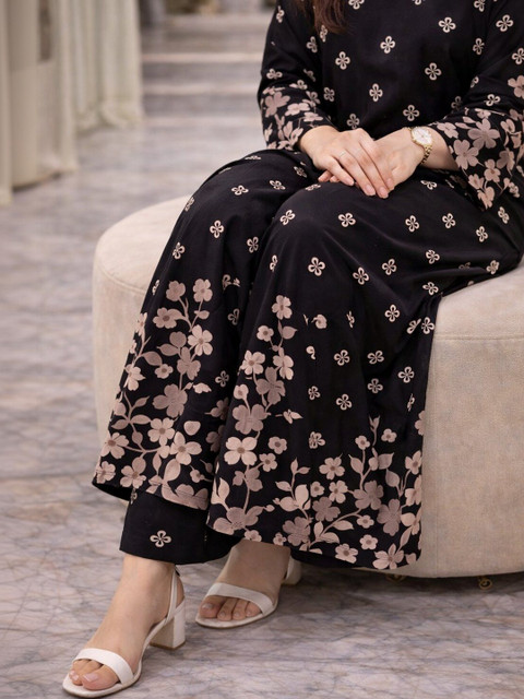 Pashet Women Floral Printed V-Neck Kurta & Trousers - Image 6