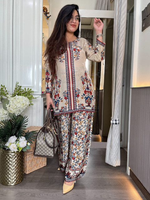 Aaghnya Women's Cream Rayon Blend Printed Straight Kurta With Trousers - Image 5