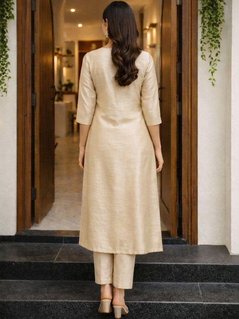 SDK FASHION Women Ethnic Motifs Embroidered Regular Thread Work Kurta with Trousers - Image 4