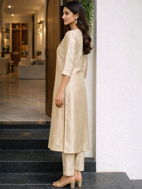 SDK FASHION Women Ethnic Motifs Embroidered Regular Thread Work Kurta with Trousers - Image 5