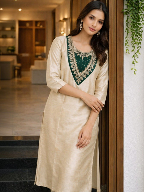 SDK FASHION Women Ethnic Motifs Embroidered Regular Thread Work Kurta with Trousers - Image 3