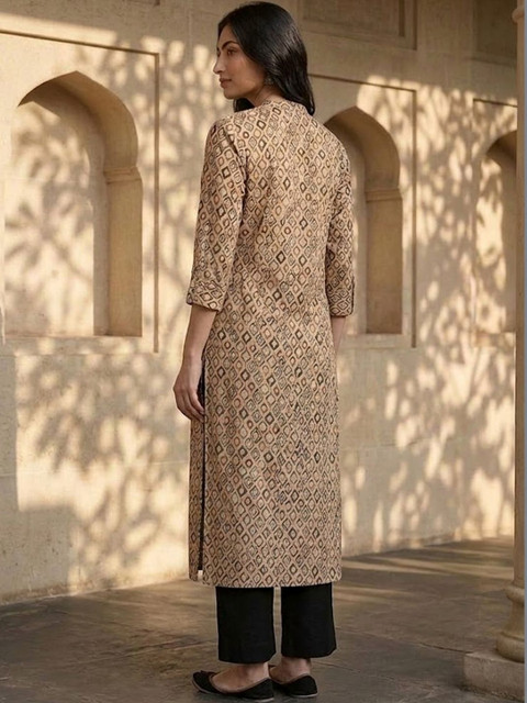 AADVIKA Women Geometric Printed Kurta - Image 4