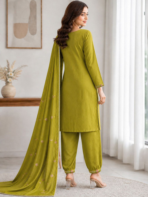 House of Pataudi Embroidered Round Neck Kurta & Trousers With Dupatta - Image 4