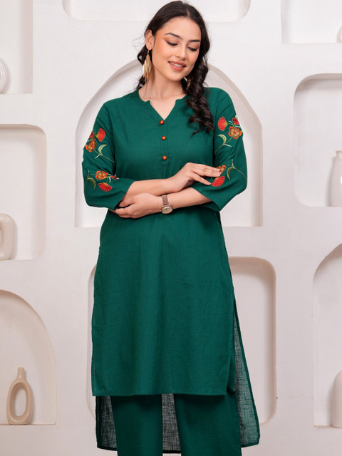 Aramya Women Floral Embroidered Thread Work Indie Prints Kurta