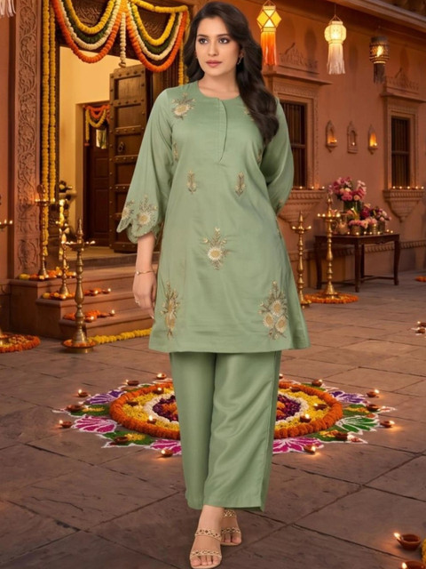 TULYATA Floral Silk Embroidered Tunic with Trousers - Image 3