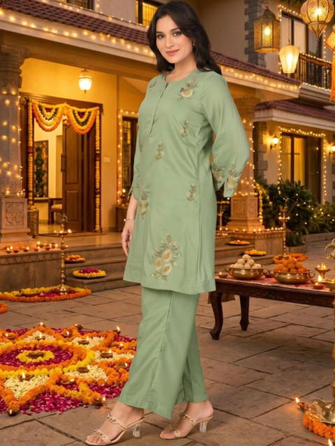 TULYATA Floral Silk Embroidered Tunic with Trousers - Image 5