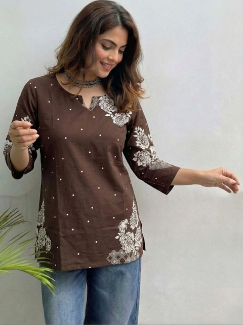 Zyla Women Floral Embroidered Thread Work Kurta