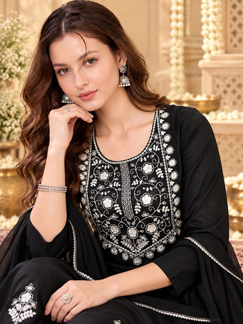 SINGNI Women Ethnic Motifs Thread Work Pure Cotton Kurta with Trousers &Dupatta - Image 4
