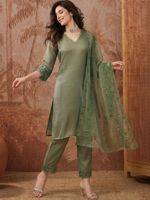 SAINOOR Women Regular Thread Work Kurta Set