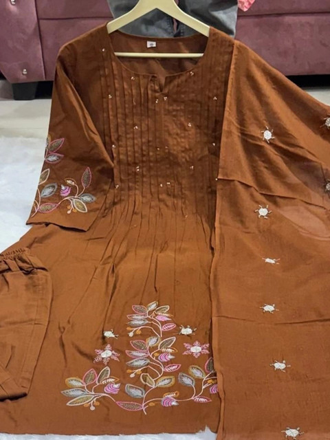 SRF KURTI HUB Women Floral Embroidered Regular Thread Work Kurta with Trousers & With Dupatta - Image 4