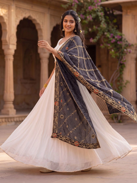 TAMNNA DUPATTA HUB Embroidered Bandhani Dupatta with Zari