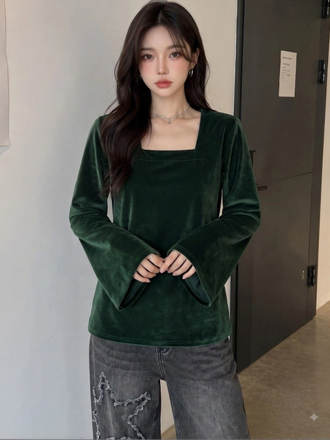 THE CLASSIC TOGS Women Flared Sleeves Velvet Kurta