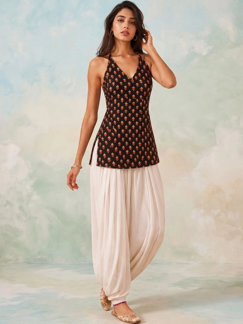 AADVIKA Women Ethnic Motifs Printed Halter Neck Kurta