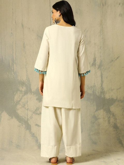 House of Pataudi Women Floral Embroidered Regular Thread Work Pure Cotton Kurta with Palazzos - Image 4