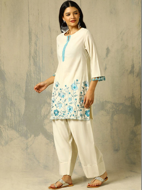 House of Pataudi Women Floral Embroidered Regular Thread Work Pure Cotton Kurta with Palazzos - Image 3