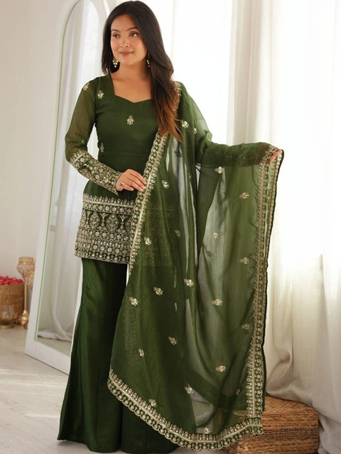 PAVITRAA SAREES Women Ethnic Motifs Embroidered Regular Mirror Work Kurta with Sharara & With Dupatta