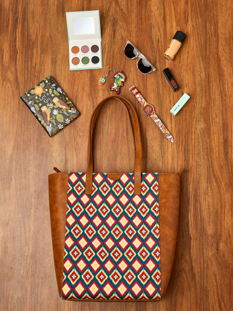 TEAL BY CHUMBAK Women Printed Bucket Tote Bag