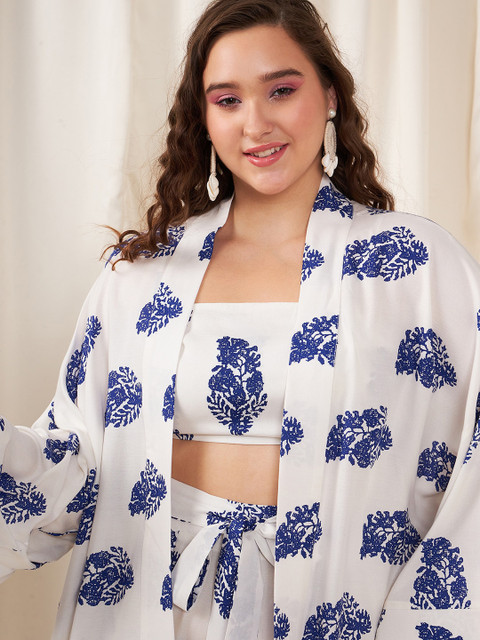 Berrylush Curve White & Navy Blue Plus Size Floral Printed Crop Top with Shorts & Shrug - Image 2