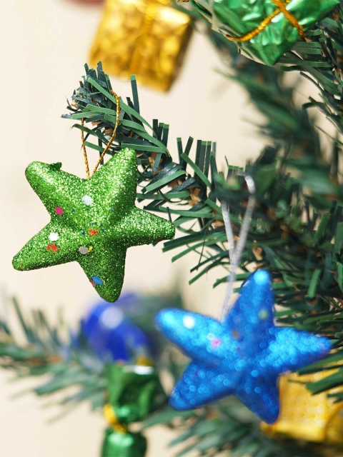 eCraftIndia Green & Red 6 Pieces Glittering Christmas Stars Tree Hanging Ornaments - Image 3