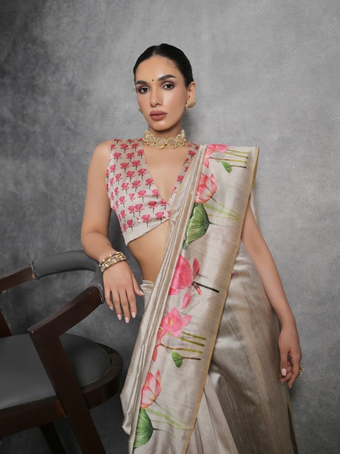 VISHNU WEAVES Floral Printed Zari Tussar Saree With Tassels - Image 3