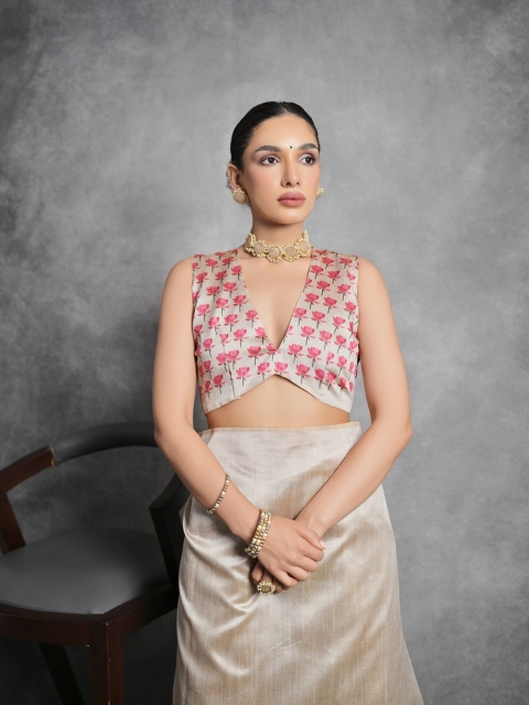 VISHNU WEAVES Floral Printed Zari Tussar Saree With Tassels - Image 4