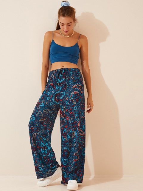 Happiness istanbul Women Floral Printed Parallel Trousers - Image 2